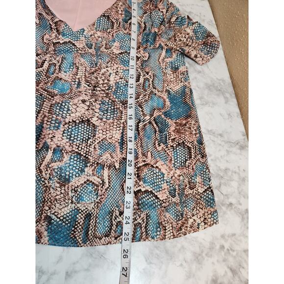 Adrienne Women's Blue Pink Snakeskin Print Short Sleeve V-Neck Blouse Size Large - Picture 5 of 5